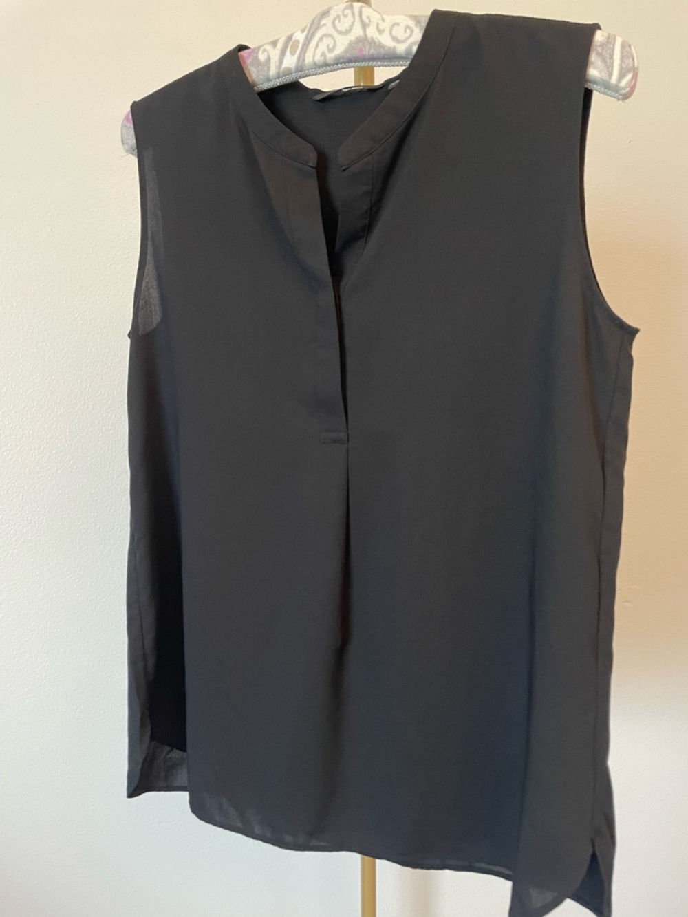 UNIQLO Black Flowy Sleeveless Split-Neck Blouse Size M Like New